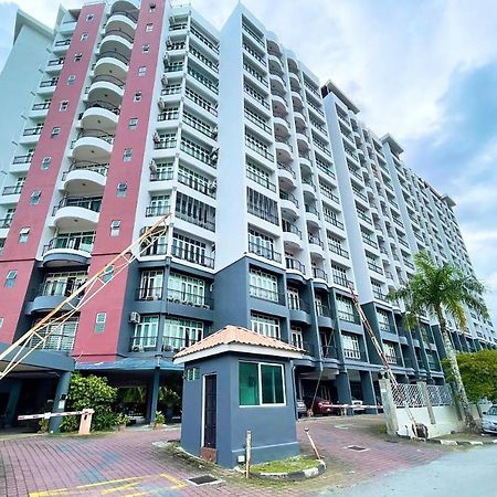 Lui Lui Comfy Condo In Great Location Kuah Extérieur photo